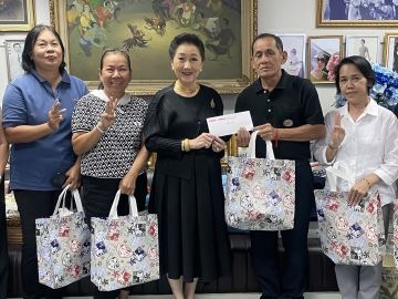 ครอบครัว “แนวหน้า” : ผาณิต พูนศิริวงศ์ ประธานเจ้าหน้าที่ หนังสือพิมพ์แนวหน้า มอบเงินในโอกาสเกษียณอายุและของที่ระลึกแก่ผู้สื่อข่าวและพนักงาน นสพ.แนวหน้าแผนกต่างๆ ที่ทำงานมาเกิน 30 ปี อาทิ เยาวลักษณ์ สมจิตรสกุล และ พัชรี ผจงกิจพิพัฒน์ โดยมี รังศิยา หวังโภคา ผจก.ฝ่ายบุคคล ร่วมยินดี