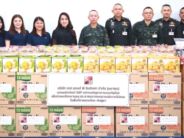 จัดทำถุงยังชีพ : พล.อ.อุกฤษฎ์ บุญตานนท์ ผู้บัญชาการทหารสูงสุด รับมอบผลิตภัณฑ์ S&P จาก
มณีสุดา ศิลาอ่อน ประธานเจ้าหน้าที่สำนักพัฒนาความยั่งยืนและสื่อสารองค์กร บมจ.เอส แอนด์ พี ซินดิเคท สนับสนุนการปฏิบัติหน้าที่ของกองทัพ ส่งกำลังใจให้ทหารและประชาชนที่ได้รับผลกระทบจากเหตุการณ์ความไม่สงบในพื้นที่ชายแดนไทย-กัมพูชา รวมทั้งประชาชนผู้ประสบภัยที่ศูนย์พักพิงและกำลังพลที่ได้รับบาดเจ็บ