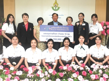 ทุนการศึกษาต่อเนื่อง : ประจักษ์ ตั้งคารวคุณ ประธานมูลนิธิคุณแม่ลี้กิมเกียว ตั้งคารวคุณ มอบทุน
การศึกษาให้แก่นักศึกษาแพทย์สตรีชนบท รุ่นที่ 3 ประจำปี 2568 จำนวน 10 ทุน เป็นเงิน 783,500 บาท โดยมี พญ.มยุรา กุสุมภ์ นายกสมาคมแพทย์สตรีแห่งประเทศไทย ในพระบรมราชินูปถัมภ์, น.อ.หญิง พญ.จริยา สันตติอนันต์ และ พญ.ศิราภรณ์ สวัสดิวร ร่วมพิธี ที่ สมาคมแพทย์สตรีแห่งประเทศไทยฯ