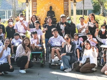 ฟื้นฟูร่างกายและจิตใจ : วุฒิศักดิ์ พิชญกานต์ ผจก.ทั่วไป โรงแรมเซ็นทารา แกรนด์ เซ็นทรัลพลาซา ลาดพร้าว กรุงเทพฯ ร่วมส่งมอบอาหารว่าง เบเกอรี่ และเครื่องดื่มสมุนไพรจากห้องอาหารสวนบัว เพื่อสนับสนุนกิจกรรมของโครงการจัดตั้งสถาบันอุทยานธรรมชาติวิทยาสิรีรุกขชาติ โดยให้เด็กพิการทางกายและการเคลื่อนไหว พร้อมผู้ปกครอง เข้าทำกิจกรรม ณ อุทยานธรรมชาติวิทยาสิรีรุกขชาติ มหาวิทยาลัยมหิดล