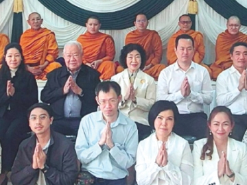 ทำบุญประจำปี : ดร.สุนทร - ดร.อารยา อรุณานนท์ชัย ประธานกรรมการ บริษัท น้ำตาลราชบุรี จำกัด นิมนต์พระสงฆ์ 9 รูป นำโดย พระเทพวัชรญาณกวี ปิยะโสภณ รองผู้ช่วยเจ้าอาวาส วัดพระราม 9 เฉลิมพระเกียรติ ประกอบพิธีเจริญพระพุทธมนต์เพื่อความเป็นสิริมงคลในการดำเนินงาน โดยมี จุฑาทิพย์, ดร.จุฑามาศ และ ตรีทิพ อรุณานนท์ชัย พร้อมด้วยผู้บริหาร และพนักงานร่วมพิธี ที่ อาคาร S&A สีลม