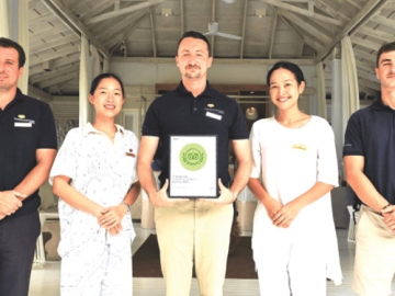 ภาคภูมิใจ : มร.อองตวน เดนดา ผจก.ทั่วไป โรงแรมเคปกูดู เกาะยาวน้อย จังหวัดพังงา พร้อมคณะผู้บริหาร ร่วมกันยินดีที่โรงแรมฯ ได้รับรางวัล “Travelers’ Choice 2025” โดยอยู่ในกลุ่ม 10% ที่มีคะแนนสูงสุดในการได้รับรีวิวและคะแนนดีเยี่ยมจากนักท่องเที่ยวทั่วโลก จากงานมอบรางวัล Tripadvisor Awards 2025