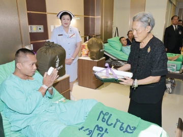 สมเด็จพระกนิษฐาธิราชเจ้า กรมสมเด็จพระเทพรัตนราชสุดาฯ สยามบรมราชกุมารี เสด็จพระราชดำเนินไปทรงเยี่ยมทหารที่ได้รับบาดเจ็บจากการปฏิบัติราชการ และรักษาตัว พร้อมพระราชทานปฏิทินเนื่องในเทศกาล
ขึ้นปีใหม่ 2569, อาหารว่าง และสิ่งของเครื่องอุปโภค-บริโภค ณ หอผู้ป่วยหัตถการพิเศษนอกราชการ ชั้น 18 โรงพยาบาลพระมงกุฎเกล้า เขตราชเทวี กรุงเทพมหานคร เมื่อวันศุกร์ที่ 2 มกราคม 2569 เวลา 13.55 น.