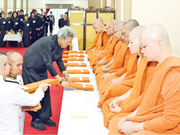 สมเด็จพระกนิษฐาธิราชเจ้า กรมสมเด็จพระเทพรัตนราชสุดาฯ สยามบรมราชกุมารี เสด็จพระราชดำเนินแทนพระองค์ไปในการพระราชทานเพลิงศพ ม.จ.อุทัยเที่ยง ชยางกูร พระราชนัดดาในพระบาทสมเด็จพระปรเมนทรรามาธิบดีศรีสินทร
มหามงกุฎ พระจอมเกล้าเจ้าอยู่หัว พระสยามเทวมหามกุฏวิทยมหาราช รัชกาลที่ 4 ณ เมรุหลวงหน้าพลับพลาอิศริยาภรณ์
วัดเทพศิรินทราวาสราชวรวิหาร เขตป้อมปราบศัตรูพ่าย กรุงเทพมหานคร เมื่อวันอาทิตย์ที่ 4 มกราคม 2569
เวลา 17.35 น.