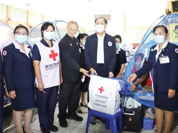 จากใจ...สภากาชาดไทย : กฤษฎา บุญราช
ผู้ช่วยเลขาธิการสภากาชาดไทย และ พล.ท.นพ.อำนาจ บาลี ผอ.สำนักงานบรรเทาทุกข์และประชานามัยพิทักษ์ สภากาชาดไทย พร้อมคณะ ร่วมกันมอบชุดธารน้ำใจแก่ผู้ป่วยและกลุ่มเปราะบาง พร้อมเครื่องอุปโภค-บริโภคสำหรับศูนย์อำนวยการช่วยเหลือผู้อพยพประชาชน ในโอกาสลงพื้นที่จังหวัดอุบลราชธานี เพื่อเยี่ยมให้กำลังใจประชาชน ที่ศูนย์พักพิง อ.เดชอุดม จ.อุบลราชธานี