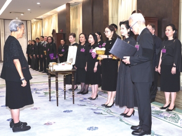 สมเด็จพระกนิษฐาธิราชเจ้า กรมสมเด็จพระเทพรัตนราชสุดาฯ สยามบรมราชกุมารี เสด็จออก ณ วังสระปทุม
พระราชทานพระราชวโรกาสให้ นายชนินทธ์ โทณวณิก ประธานคณะกรรมการบริหาร บริษัท ดุสิตธานี จำกัด (มหาชน) นำคณะกรรมการจัดงานแข่งขันดุสิตกอล์ฟชิงถ้วยพระราชทานควีนสิริกิติ์ เฝ้าฯ ทูลเกล้าฯ
ถวายเงินรายได้สมทบศูนย์สิริกิติ์บรมราชินีนาถ เพื่อโรคมะเร็งเต้านม โรงพยาบาลจุฬาลงกรณ์ สภากาชาดไทย