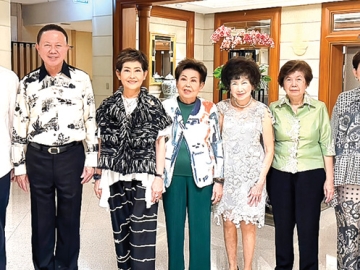 ฉลองปีใหม่ 2569 : จรรย์สมร วัธนเวคิน พร้อมด้วย สนั่น - คุณหญิงณัฐิกา อังอุบลกุล จัดงานเลี้ยงสังสรรค์ฉลองต้อนรับปีใหม่ 2569 ในครอบครัวอย่างอบอุ่น โดยมีพี่น้องและลูกหลานพบกันพร้อมหน้า อาทิ
ลักษณา อังอุบลกุล, ยุพา อังอุบลกุล, พงศ์เทพ - พนิดา เทพกาญจนา, ดร.การัณย์ อังอุบลกุล, ปิยะพร
อังอุบลกุล ร่วมงาน ที่ ภัตตาคารซินเทียนตี้ โรงแรม คราวน์ พลาซ่า กรุงเทพ ลุมพินี พาร์ค ถนนพระรามที่ 4