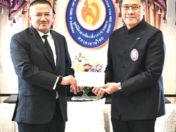 สมทบทุน : ดร.อนุกูล ตันติมาสน์ กรรมการบริหาร บมจ.ช.การช่าง
มอบเงิน 5,000,000 บาท ให้แก่ วีระศักดิ์ โควสุรัตน์
เลขาธิการมูลนิธิอาสาเพื่อนพึ่ง (ภาฯ) ยามยาก สภากาชาดไทย เพื่อช่วยเหลือผู้ประสบอุทกภัย ที่ มูลนิธิฯ เขตราชเทวี กรุงเทพฯ