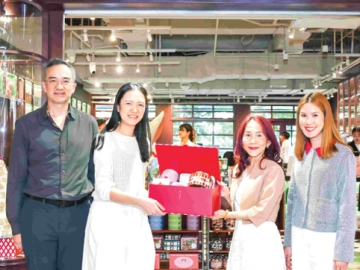 จุดหมายแห่งความอร่อย : สหัพย์ภัค โชควิจิตรกุล กก.ผจก.
ศูนย์การค้าเอ็ม บี เค เซ็นเตอร์ ร่วมยินดีกับ กำธร ศิลาอ่อน ปธ.จนท.บห.
และ วิสาขา ไรวา ที่ปรึกษาฯ บจก.เอส แอนด์ พี ซินดิเคท ในโอกาสเปิดร้าน S&P 1973. ที่ ศูนย์การค้าเอ็ม บี เค เซ็นเตอร์