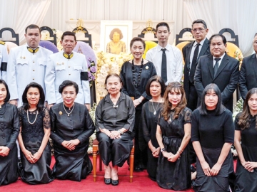 พระบาทสมเด็จพระเจ้าอยู่หัว ทรงพระกรุณาโปรดเกล้าโปรดกระหม่อม พระราชทานพระบรมราชานุเคราะห์ พระพิธีธรรม
สวดพระอภิธรรม หม่อมนวลศรี สวัสดิวัตน์ ณ อยุธยา โดยตลอด ระหว่างวันที่ 5-11 มกราคม 2569 ณ ศาลา 9 วัดมกุฏกษัตริยาราม
ราชวรวิหาร เขตพระนคร กรุงเทพมหานคร การนี้ครอบครัววีรบุตร นำโดย จีรศักดิ์ กาญจนวัฒน์ ร่วมพิธี โดยมี
หม่อมราชวงศ์ วไลวัฒนา สวัสดิ์-ชูโต และ หม่อมราชวงศ์ สวัสดิวุฒิ สวัสดิวัตน์ ร่วมกันต้อนรับแขกที่มาร่วมงาน