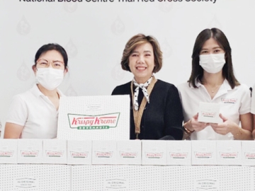 แทนคำขอบคุณ : ดร.อุษณีย์ มหากิจศิริ ลีโอณีโอ ประธาน บจก.เคเอฟยู ส่งทีมพนักงานจิตอาสาไปมอบโดนัท คริสปี้ ครีม ให้แก่ผู้บริจาคโลหิตและเจ้าหน้าที่ปฏิบัติงาน โดยมี ปิยนันท์ คุ้มครอง ผช.ผอ.ด้านจัดหาโลหิตฯ รับมอบ ที่สภากาชาดไทย