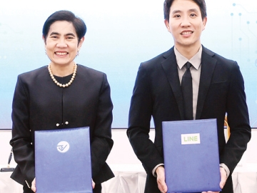 พัฒนาระบบ : รัฐธีร์ ฉัตรดำรงค์ศักดิ์ รอง ปธ.จนท.ฝ่ายการพาณิชย์
บจก.ไลน์ คอมพานีฯ ลงนามความร่วมมือกับ ภญ.สุภัทรา
บุญเสริม เลขาธิการคณะกรรมการอาหารและยา เพื่อจัดการปัญหา
ลักลอบขายผลิตภัณฑ์สุขภาพที่ไม่ปลอดภัยทางออนไลน์