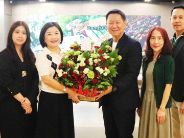 ใหญ่ที่สุดในอาเซียน : สมพล ตรีภพนารถ ประธานเจ้าหน้าที่บริหาร ธุรกิจศูนย์การค้า บมจ.เอ็ม บี เค และ สหัพย์ภัค โชควิจิตรกุล กก.ผจก.ศูนย์การค้าเอ็ม บี เค เซ็นเตอร์ บจก.เอ็มบีเค เซอร์วิส โซลูชั่น ยินดีกับ มิสเหลียง ลี่ลี่, ศักดิ์ชัย เติมขจรกิจ, มิสหลุยส์ มุง คัม โซ ผจก.บจก.อีแฟร์ เทคโนโลยี ในพิธีเปิด HONOR
Authorized Service Center แห่งแรกในประเทศไทย ใหญ่ที่สุดในประเทศไทยที่ศูนย์การค้าเอ็ม บี เค เซ็นเตอร์