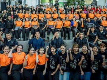 สร้างโอกาสทางอาชีพ : อนันต์ รัตนมั่นคง Vice President of Food and Beverage Services Group
บจก.กาแฟพันธุ์ไทย และ ชาคริต อนุสภา ผอ.กลุ่มธุรกิจอาหารและเครื่องดื่ม บจก.จีเอฟเอ คอร์ปอเรชั่น (ไทยแลนด์)
ผู้ดำเนินธุรกิจคอฟฟี่เวิลด์ จัดการแข่งขัน “Barista Championship Competition 2025” เพื่อยกระดับและพัฒนาศักยภาพบาริสต้าไทยให้ก้าวสู่มาตรฐานระดับสากล ที่ บมจ.พีทีจี เอ็นเนอยี่ สำนักงานใหญ่