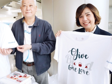 เชิญชวน : ชาญวิทย์ จารุสมบัติ รอง กก.ผจก.ใหญ่ ด้านสื่อสารและภาพลักษณ์องค์กร ดั๊บเบิ้ล เอ มอบเสื้อ 500 ตัว
ให้แก่ ปิยนันท์ คุ้มครอง ผช.ผอ.ด้านจัดหาโลหิตฯ ศูนย์บริการ
โลหิตแห่งชาติ สภากาชาดไทย เพื่อมอบให้แก่ผู้มาบริจาคโลหิต