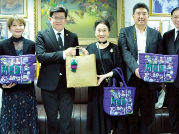 ด้วยความขอบคุณ : ผาณิต พูนศิริวงศ์ ประธานเจ้าหน้าที่ กับ ผรณเดช พูนศิริวงศ์ รองประธาน หนังสือพิมพ์แนวหน้า ต้อนรับ
ผู้บริหารคณะแพทยศาสตร์ มหาวิทยาลัยเชียงใหม่ รศ.นพ.นเรนทร์ โชติรสนิรมิต คณบดี, ผศ.พญ.พุดตาน
วงศ์ตรีรัตนชัย รองคณบดี ที่มาสวัสดีปีใหม่พร้อมขอบคุณผู้บริหาร นสพ.แนวหน้า และแนวหน้าออนไลน์ ที่เชิญชวน
สมาชิกแฟนคลับร่วมทำบุญบริจาคสมทบทุน “กองทุนหมอเจ้าฟ้า” สนับสนุนงานด้านการแพทย์ ที่ สำนักงานหนังสือพิมพ์แนวหน้า