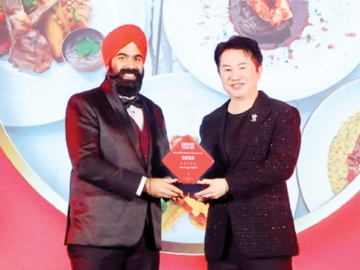 คุณภาพเยี่ยม : ไพศาล อ่าวสถาพร ผอ.อาวุโส บมจ.ไทยเบฟเวอเรจ
รับ 2 รางวัลด้านอาหาร โดย โออิชิ อีทเทอเรียม ได้รับรางวัล
BEST CHAIN RESTAURANT AWARDS และ แวนเทจ
พอยท์ BEST BUFFET RESTAURANT AWARDS