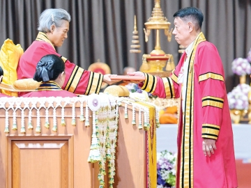 สมเด็จพระกนิษฐา
ธิราชเจ้า กรมสมเด็จพระเทพรัตนราชสุดาฯ สยามบรมราชกุมารี เสด็จพระราชดำเนินแทนพระองค์ไป
ในการพระราชทานปริญญาบัตรแก่
ผู้สำเร็จการศึกษา
จากสถาบันเทคโน
โลยีพระจอมเกล้า
เจ้าคุณทหารลาดกระบัง
ประจำปีการศึกษา
2567 ในการนี้
รศ.ดร.ธณัฏฐ์คุณ
มงคลอัศวรัตน์
เข้ารับพระราชทานปริญญาปรัชญาดุษฎีบัณฑิตกิตติมศักดิ์ สาขาวิชาเคมีประยุกต์ เมื่อ
วันจันทร์ที่ 12 มกราคม 2569