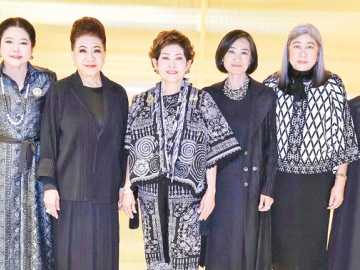 ฉลองปีม้าคึกคัก : คุณหญิงณัฐิกา วัธนเวคิน อังอุบลกุล ประธานสหพันธ์สมาคมสตรีนักธุรกิจและวิชาชีพ
แห่งประเทศไทย ในพระบรมราชินูปถัมภ์ (สสธวท.) จัดประชุมคณะกรรมการอำนวยการ สสธวท. พร้อมเลี้ยง
สังสรรค์ต้อนรับปีใหม่ 2569 โดยมี ดร.สร้อยเพชร เรศานนท์, ม.ล.ปรียพรรณ ศรีธวัช, จตุพร
ลิ้มปิยะศรีสกุล, ดร.ลาลีวรรณ กาญจนจารี และ ณัฏฐ์กัญญา แสงโพธิ์ ร่วมงาน ที่โรงแรมโวโค่ สุรวงศ์