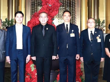 อาชญากรรมทางเทคโนโลยี : อนัคพล อิงคะกุล รองประธานกรรมการบริหารมิราเคิล กรุ๊ป ต้อนรับ พล.ต.ท.รุทธพล
เนาวรัตน์ รมว.ยุติธรรม ในงานสัมมนา “แนวทางการป้องกันและปราบปรามอาชญากรรมทางเทคโนโลยี” และปาฐกถาพิเศษ เรื่อง “นโยบายและมาตรการแก้ไขปัญหาอาชญากรรมทางเทคโนโลยี” โดยมี พล.ต.ท.บุญจันทร์ นวลสาย, ว่าที่ พ.ต.กรพด รุ่งหิรัญวัฒน์, ดร.วิชัย ปิยวรรณวงศ์ และ บุญชัย จันทร์สมิตมาศ ร่วมงาน ที่ โรงแรมอัศวิน แกรนด์ คอนเวนชั่น เขตหลักสี่