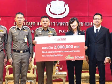 “โรงเรียนสีเขียว” : ดร.สุนีย์ ศรไชยธนะสุข ประธานคณะกรรมการตรวจสอบ และ มนตรี นิธิกุล ประธานเจ้าหน้าที่บริหาร ธุรกิจปูนซีเมนต์ฯ บมจ.ปูนซีเมนต์นครหลวง มอบเงิน 2 ล้านบาท ให้แก่ พล.ต.ต.กัญชล อินทราราม รองผู้บัญชาการตำรวจตระเวนชายแดน เพื่อก่อสร้าง “ศูนย์การเรียนตำรวจตระเวนชายแดน
ปูนอินทรี-มูลนิธิกรุงศรี” ในพื้นที่ อ.สบเมย จ.แม่ฮ่องสอน เพื่อโอกาสทางการศึกษาเยาวชนไทยในพื้นที่ห่างไกล