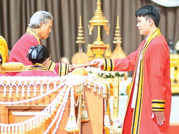 สมเด็จพระกนิษฐาธิราชเจ้า กรมสมเด็จพระเทพรัตนราชสุดาฯ สยามบรมราชกุมารี เสด็จพระราชดำเนินแทนพระองค์ไปในการพระราชทานปริญญาบัตรแก่ผู้สำเร็จการศึกษา ประจำปีการศึกษา 2567 เป็นวันที่ 2 โดยมี
ผู้สำเร็จการศึกษาที่เข้ารับพระราชทานปริญญาบัตร รวม 2,527 คน ณ สถาบันเทคโนโลยีพระจอมเกล้าเจ้าคุณทหาร
ลาดกระบัง เขตลาดกระบัง กรุงเทพมหานคร เมื่อวันอังคารที่ 13 มกราคม 2569 เวลา 08.44 น.