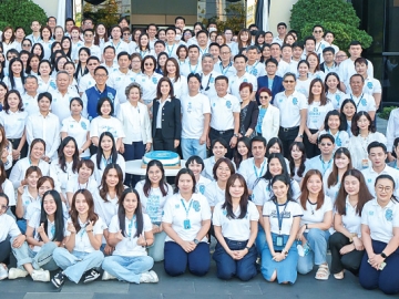 สร้างขวัญและกำลังใจ : นุสรา (อัสสกุล) บัญญัติปิยพจน์ ประธานเจ้าหน้าที่บริหาร บมจ.ไทยสมุทรประกันชีวิต พร้อมคณะกรรมการบริษัท ผู้ถือหุ้น ผู้บริหาร
และพนักงาน ร่วมพิธีสักการะพระพรหม ทำบุญถวายภัตตาหารพระสงฆ์เพื่อความเป็นสิริมงคล และตัดเค้กฉลองครบรอบ 77 ปี ของการดำเนินธุรกิจ ภายใต้แนวคิด
“Live the life you love, longer” ด้วยความเชื่อมั่นว่า การเริ่มต้นรักและดูแลตัวเองให้ดี คือหัวใจสำคัญที่จะช่วยให้เรามีพลังดูแลคนที่รัก และพร้อมทำสิ่งที่รัก
ได้ยาวนานที่สุด มุ่งมั่นดูแลคนไทยด้วยพลังความรักพร้อมผลักดันให้คนไทยมีสุขภาพที่แข็งแรง ที่อาคารโอเชี่ยนทาวเวอร์ 1 สำนักงานใหญ่ ถนนรัชดาภิเษก