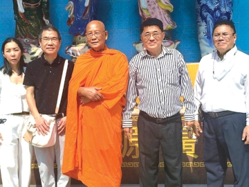 รำลึก 8 ปี จักรพันธ์ วรอาคาร เลขานุการ สมาคมเสริมความงามแห่งประเทศไทย ร่วมพิธีทางศาสนาเพื่อรำลึกครบรอบ 8 ปี วันเสียชีวิต ณรงค์ สมบูรณ์ศักดิกุล
อดีตนายกสมาคมเสริมความงามแห่งประเทศไทย โดยมีทายาท สุมลรัตน์ สมบูรณ์ศักดิกุล ต้อนรับ ณ ศาลเจ้าแม่กวนอิม ถนนบางขุนเทียน-ชายทะเล กรุงเทพฯ