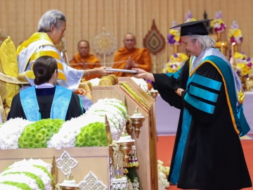 สมเด็จพระกนิษฐาธิราชเจ้า กรมสมเด็จพระเทพรัตนราชสุดาฯ สยามบรมราชกุมารี เสด็จพระราชดำเนินแทนพระองค์ไปพระราชทานปริญญาบัตรแก่ผู้สำเร็จการศึกษาจากมหาวิทยาลัยบูรพา ประจำปีการศึกษา 2567 ณ มหาวิทยาลัยบูรพา จังหวัดชลบุรี เมื่อวันศุกร์ที่ 16 มกราคม 2569 ในการนี้ นายสมลักษณ์ ปันติบุญ เข้ารับพระราชทานปริญญาดุษฎีบัณฑิตกิตติมศักดิ์ สาขาวิชาทัศนศิลป์ ศิลปะการออกแบบและการจัดการวัฒนธรรม