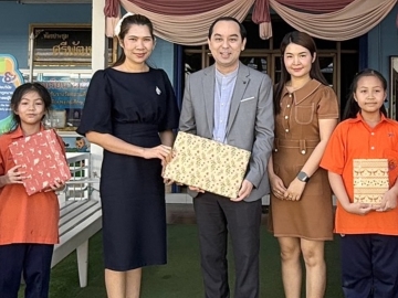 เพื่อเยาวชน : กิตติเดช คุ้มม่วง ผจก.โรงแรมแคนทารี บ้านฉาง และ นันทิยา แดงเจริญ ผจก.แผนกบัญชี เป็นตัวแทน เคป แอนด์ แคนทารี โฮเทลส์ มอบของขวัญและทุนการศึกษาในวันเด็กแห่งชาติ ให้แก่ วันเพ็ญ ประสานทอง รอง ผอ.โรงเรียนวัดบ้านฉาง และนักเรียน ที่ โรงเรียนวัดบ้านฉาง อ.บ้านฉาง จ.ระยอง