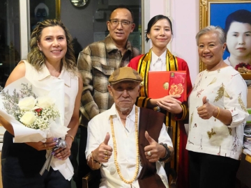 บัณฑิตเกียรตินิยม : ชนะพล ชินปัญจะพล
ประธานกรรมการบริหาร บริษัท
ชินบวร จำกัด (ตลาดบวรร่มเกล้า) แสดงความยินดีกับหลานสาว อิสริยา ชินปัญจะพล ในโอกาสได้รับปริญญา ศิลปกรรมศาสตรบัณฑิต สาขาวิชานิเทศศิลป์ เกียร์ตินิยมอันดับสอง
จาก สถาบันเทคโนโลยีพระจอมเกล้าเจ้าคุณทหารลาดกระบัง โดยมีคุณพ่อ-
คุณแม่ ธนะกิจ ชินปัญจะพล - ชยานิษฐ์
จิรธรบุญยสิทธิ์ ร่วมปลาบปลื้มยินดี