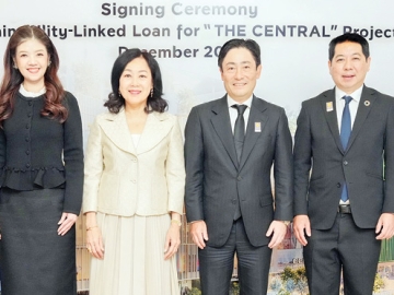 ศูนย์การค้าแฟล็กชิพแห่งอนาคต : วัลยา จิราธิวัฒน์ ปธ.จนท.บห.บมจ.เซ็นทรัลพัฒนา, เคนอิจิ ยามาโตะ
ปธ.จนท.บห.ธนาคารกรุงศรีอยุธยา และ นภารัตน์ ศรีวรรณวิทย์ ปธ.จนท.บห.บมจ.แกรนด์ คาแนล แลนด์
ฉลองความร่วมมือในโครงการ “The Central พหลโยธิน” โดยมี ประกอบ เพียรเจริญ, พิรินี พริ้งศุลกะ และ
ทาดาจิกะ คิมูระ ร่วมแสดงความยินดี ที่ ธนาคารกรุงศรีอยุธยา สำนักงานใหญ่ ถนนพระรามที่ 3