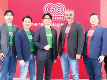 ส่งด่วนวัตถุดิบอาหาร : ริคาร์โด้ เบารอตโต้ ประธานเจ้าหน้าที่บริหารธุรกิจ เซ็นทรัล ฟู้ด โฮลเซลล์, จิระศักดิ์
จิราธิวัฒน์ ผช.กก.ผจก.สายงานการตลาด บจก.เซ็นทรัล ฟู้ด โฮลเซลล์ และ จิรกิตต์ กว้างสุขสถิตย์ รอง กก.ผจก.ใหญ่
สายงานธุรกิจเดลิเวอรี แกร็บ ประเทศไทย เปิดตัวบริการ “GO EXPRESS by GO WHOLESALE”
บน GrabMart บริการส่งด่วน ลดต้นทุนสต๊อก เพื่อความต้องการเร่งด่วน ที่ โก โฮลเซลล์ สาขารามคำแหง