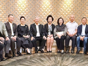 ด้วยความขอบคุณ : บันเทิง ตันติวิท ประธานกรรมการ และ ศุภเดช พูนพิพัฒน์ รองประธานกรรมการ บริษัท เอ็ม บี เค จำกัด (มหาชน) จัดงานเลี้ยงอำลา
คณะกรรมการบริหาร บมจ.เอ็ม บี เค ชุดเก่า พร้อมเลี้ยงต้อนรับคณะกรรมการบริหารชุดใหม่ด้วยสายใยสัมพันธ์อันอบอุ่น ส่งต่อการบริหารจากชุดเดิมที่แข็งแกร่ง
ให้แก่ชุดใหม่ที่ตั้งใจนำไปสู่ความสำเร็จยิ่งขึ้น โดยมี สุเวทย์ ธีรวชิรกุล, ผาณิต พูนศิริวงศ์, อาทร วนาสันตกุล, วิจักษณ์ ประดิษฐวณิช, เกษมสุข จงมั่นคง, อติพล ตันติวิท,
ประภาศิริ โฆษิตธนากร, ประชา ใจดี, วิจิตรา ธรรมโพธิทอง, ปิยะพงศ์ อาจมังกร และ อนุวัติร์ เหลืองทวีกุล ร่วมงาน ที่ ห้องอาหารคองจู โรงแรมปทุมวัน ปริ๊นเซส