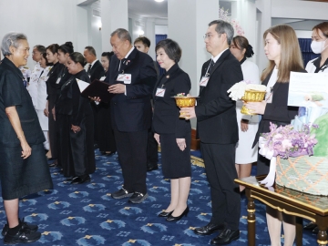 สมเด็จพระกนิษฐาธิราชเจ้า กรมสมเด็จพระเทพรัตนราชสุดาฯ สยามบรมราชกุมารี เสด็จลง ณ ศาลาดุสิดาลัย สวนจิตรลดา
พระราชทานพระราชวโรกาสให้ นายขรรค์ ประจวบเหมาะ ผอ.สำนักงานจัดหารายได้ สภากาชาดไทย นำ นายณะรงค์ศักดิ์
จิวากานันต์ ประธานเจ้าหน้าที่บริหาร บริษัท พีทีที โกลบอล เคมิคอล จำกัด (มหาชน) และคณะ เฝ้าฯ ทูลเกล้าฯ ถวายเงินสนับสนุนงบประมาณในการจัดทำฐานคอนกรีตสำหรับตั้งถังน้ำ กิจกรรม “ปันน้ำใจ ให้น้ำดื่มเฉลิมพระเกียรติฯ