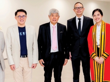 ร่วมยินดีบัณฑิต สจล. : รศ.นพ.พินิจ
กุลละวณิชย์ ผู้ช่วยเลขาธิการ สภากาชาดไทย
และ ประธานมูลนิธิคณะแพทยศาสตร์จุฬาลงกรณ์ ร่วมแสดงความยินดีกับ พญ.ปริศนา สุขีพจน์ แพทย์ผู้เชี่ยวชาญโรคผิวหนัง บุตรสาวของ นพ.ภาสุ-พญ.ภริสา สุขีพจน์ ในโอกาสเข้ารับพระราชทานปริญญา จากสถาบันเทคโนโลยีพระจอมเกล้าเจ้าคุณทหารลาดกระบัง (สจล.) เมื่อวันที่ 12 ม.ค. 2569 โดยมี ศ.นพ.อนันต์ ศรีเกียรติขจร
อดีตคณบดีคณะแพทยศาสตร์ สจล., ศ.นพ.สมชาย ธนวัฒนาเจริญ คณบดีคณะแพทยศาสตร์ สจล., ร่วมยินดี
ณ หอประชุมเจ้าพระยาสุรวงษ์ไวยวัฒน์ สจล.