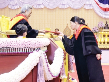 สมเด็จพระกนิษฐา
ธิราชเจ้า กรมสมเด็จพระเทพรัตนราชสุดาฯ
สยามบรมราชกุมารี เสด็จพระราชดำเนินแทนพระองค์ไปในการพระราชทานปริญญาบัตรแก่ผู้สำเร็จการศึกษา ประจำปีการศึกษา 2567 ในการนี้ สมเด็จพระเจ้าลูกเธอ
เจ้าฟ้าสิริวัณณวรี นารีรัตน
ราชกัญญา เข้ารับพระราชทานปริญญาศิลปกรรมศาสตรดุษฎีบัณฑิตกิตติมศักดิ์ สาขาวิชานวัตกรรมการออกแบบแฟชั่น ณ มหาวิทยาลัยศรีนครินทรวิโรฒ จังหวัดนครนายก เมื่อวันจันทร์ที่
19 มกราคม 2569