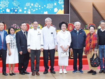 ทอดผ้าป่าเพื่อ “ทุนการศึกษา” : ดร.กิตติพงษ์ เตรัตนชัย ประธานอนุกรรมการกองทุนการศึกษา มหาวิทยาลัยราชภัฏเชียงราย จัดพิธีทอดผ้าป่าเพื่อการศึกษา พร้อม
มอบเงิน 7,195,000 บาท ให้แก่ รศ.ดร.ไพโรจน์ ด้วงนคร อธิการบดีมหาวิทยาลัยราชภัฏเชียงราย เพื่อเป็นทุนการศึกษาให้ผู้ขาดแคลนทุนทรัพย์
โดยมี ดร.กรพจน์-อัญชนา อัศวินวิจิตร, นพ.ศุภกิจ สุวรรณไตรย์, สมชาย-บุญศรี สินธวรายัน, วีระ-สุนีย์ วาณิชยพิทักษ์, ประเสริฐ ภู่พงษ์สุวรรณ,
ไพบูลย์ นรากรไพจิตร์, บุญเสริม ตั้งธนา, อภิสิทธิ์ โลหะนาคะกุล และ ยุวดี-ชยัมพร-ชนินทร์ เตรัตนชัย ร่วมในพิธี ณ หอประชุมใหญ่มหาวิทยาลัยราชภัฏเชียงราย