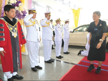 พระบาทสมเด็จพระเจ้าอยู่หัว ทรงพระกรุณาโปรดเกล้าโปรดกระหม่อมให้ สมเด็จพระกนิษฐาธิราชเจ้า
กรมสมเด็จพระเทพรัตนราชสุดาฯ สยามบรมราชกุมารี เสด็จพระราชดำเนินแทนพระองค์ไปในการพระราชทาน
ปริญญาบัตรแก่ผู้สำเร็จการศึกษาจากมหาวิทยาลัยศรีนครินทรวิโรฒ ประจำปีการศึกษา 2567 เป็นวันที่ 2 ณ มหาวิทยาลัยศรีนครินทรวิโรฒ อำเภอองครักษ์ จังหวัดนครนายก เมื่อวันอังคารที่ 20 มกราคม 2569