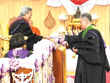 สมเด็จพระกนิษฐาธิราชเจ้า กรมสมเด็จพระเทพรัตนราชสุดาฯ สยามบรมราชกุมารี เสด็จพระราชดำเนิน
แทนพระองค์ไปในการพระราชทานปริญญาบัตรแก่ผู้สำเร็จการศึกษา ประจำปีการศึกษา 2567-2568
ในการนี้ ดร.เภสัชกร พิสิฐ อุ่ยรุ่งโรจน์ เข้ารับพระราชทานปริญญาปรัชญาดุษฎีบัณฑิตกิตติมศักดิ์ สาขาวิชา
เภสัชศาสตร์ ณ มหาวิทยาลัยเชียงใหม่ อำเภอเมือง จังหวัดเชียงใหม่ เมื่อวันพุธที่ 21 มกราคม 2569