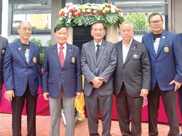 87 ปี ที่อุทิศเพื่อการศึกษาในไทย : ดร.ศรีภูมิ ศุขเนตร อัสสัมชนิกอาวุโส ร่วมงานสดุดีคุณูปการของ
ภราดา ฟ.ฮีแลร์ นักบวชฝรั่งเศสและครูโรงเรียนอัสสัมชัญ ผู้แต่งแบบเรียนภาษาไทย “ดรุณศึกษา” โดยมี
พล.ร.อ.ประพฤติพร อักษรมัต, จิรพรรณ อังศวานนท์, มาสเตอร์ ถิรวัฒน์ ขำสิน, ศุภกิจ ลิ่วเฉลิมวงศ์,
รศ.ดร.วิชิต คนึงสุขเกษม และ สุกิจ ตันติสุวรรณนา ร่วมงาน ที่โรงเรียนอัสสัมชัญ กรุงเทพฯ เขตบางรัก