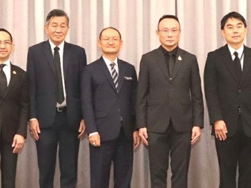 แรงงานไทยไปต่างประเทศ : สมชาย มรกตศรีวรรณ อธิบดีกรมการจัดหางาน เปิดการประชุม “มอบนโยบายด้านการจัดส่งแรงงานไทยไปทำงานในต่างประเทศ” จัดโดย ทิพวรรณ ธงศรี ผอ.กองบริหารแรงงานไทยไปต่างประเทศ โดยมี สุรสิทธิ์ ศรีแก้ว รองอธิบดี กรมสวัสดิการและคุ้มครองแรงงาน และ ร.ต.ปรพล อดิเรกสาร
ที่ปรึกษาฯ สมาคมจัดหางานไทยไปต่างประเทศ ร่วมต้อนรับ ที่ โรงแรมดิ เอมเมอรัลด์ เขตดินแดง