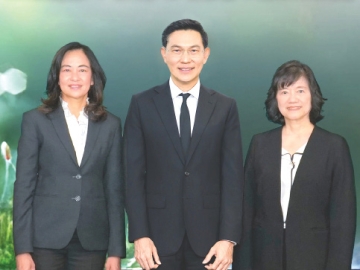 ไตรภาคี : วนา พูลผล ประธานเจ้าหน้าที่บริหาร บลจ.ยูโอบี
(ประเทศไทย), ชนมาศ ศาสนนันทน์ รอง กก.ผจก.ใหญ่
กลุ่มงานการเงินและการบัญชี บมจ.ปตท.สำรวจและ
ผลิตปิโตรเลียม (ปตท.สผ.) และ วนิดา บุญภิรักษ์
รอง กก.ผจก.ใหญ่ ด้านการเงินและบัญชี บมจ.ไทยออยล์
ร่วมกันเปิดตัวโครงการ “The 1st Mutual Fund x ESG Activities Campaign” โดยนำรายได้ส่วนหนึ่งจากค่าธรรมเนียมการจัดการกองทุน ซึ่งไม่กระทบต่อ
ผลตอบแทนของผู้ลงทุน สนับสนุนโครงการ “ต้นไม้เพื่อเรา”