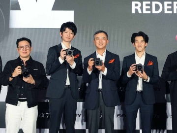 เปิดตัวกล้องรุ่นใหม่ : มร.หนิง เฉิน กก.ผจก.บริษัท โซนี่ ไทย จำกัด, มร.เคสุเกะ ซึรุ ผจก.ทั่วไปฝ่ายการตลาด
และ ธเนศ จารุธรรมาวงศ์ ผจก.แผนกการตลาด ผลิตภัณฑ์กล้องดิจิทัลอิมเมจจิ้ง ร่วมกันเปิดตัวกล้อง Alpha 7 V กล้องฟูลเฟรมมิเรอร์เลสเจเนอเรชันที่ 5 รุ่นใหม่ล่าสุดในตระกูล Alpha 7 ซึ่งได้รับความนิยมอย่างต่อเนื่อง โดยมีช่างภาพชื่อดังแนวต่างๆ และครีเอเตอร์สายถ่ายภาพร่วมงาน ที่ True Digital Park