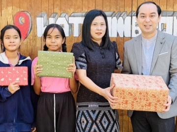 แบ่งปันความสุข : นภัสสรณ์ ณรงค์อินทร์ ผอ.ฝ่ายทรัพยากรบุคคล โรงแรม
เดอะ เบอร์เคลีย์ ประตูน้ำ พร้อมพนักงานของโรงแรม เลี้ยงอาหารกลางวันพร้อม
มอบทุนการศึกษาให้แก่นักเรียน โรงเรียนวัดดิสหงสาราม ราชเทวี และนำตุ๊กตา
พร้อมของขวัญไปมอบให้แก่น้องๆ มูลนิธิบ้านนกขมิ้น เพื่อสร้างรอยยิ้มให้แก่น้องๆ