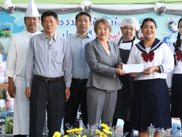 ของขวัญจากใจในวันเด็ก : กิตติเดช คุ้มม่วง ผจก.โรงแรมแคนทารี บ้านฉาง และ นันทิยา แดงเจริญ ผจก.แผนกบัญชี ร่วมสนับสนุนของขวัญให้แก่นักเรียนโรงเรียนวัดสมบูรณาราม โดยมี ฌมนรัชย์ คุณชโก ผอ.โรงเรียนวัดสมบูรณาราม และคุณครู เป็นตัวแทนรับมอบ ที่ โรงเรียนวัดสมบูรณาราม อ.บ้านฉาง จ.ระยอง