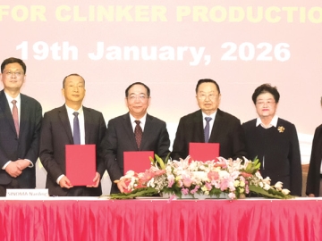 มาตรฐาน ESG ดีเลิศระดับสากล : ประชัย เลี่ยวไพรัตน์ ประธานเจ้าหน้าที่บริหาร บมจ.ทีพีไอ โพลีน และ ภากร เลี่ยวไพรัตน์ กก.ผจก.ใหญ่ ลงนามในสัญญาซื้อขาย
เครื่องจักร และอุปกรณ์ Pyro-processing system พร้อมการติดตั้ง กับ Mr.Niu Yanlin ประธานเจ้าหน้าที่บริหาร บจก.ซีโนมา อินเตอร์เนชั่นแนล เอ็นจิเนียริ่ง และ
Mr.Liu Manyuan ประธานเจ้าหน้าที่บริหาร บจก.ซีโนมา หานดาน (ไทยแลนด์) เพื่อปรับปรุงและพัฒนาสายการผลิตปูนซีเมนต์ของบริษัทให้มีประสิทธิภาพการผลิต
สูงขึ้น สามารถลดต้นทุนการผลิตโดยการลดการใช้พลังงานความร้อน ซึ่งจะส่งผลต่อการลดการใช้ถ่านหิน และเพิ่มการใช้เชื้อเพลิงขยะทดแทนการใช้ถ่านหิน ควบคู่กับ
การลดการปล่อยคาร์บอนในกระบวนการผลิตอย่างเป็นรูปธรรม โดยมุ่งสนับสนุนเป้าหมายด้านความยั่งยืน และการมุ่งสู่ความเป็นกลางทางคาร์บอน นอกจากนี้ยังมุ่งเน้น
การช่วยยกระดับมาตรฐานการดำเนินงานให้เป็นมิตรต่อสิ่งแวดล้อม และสังคม เพิ่มขีดความสามารถในการแข่งขัน และสร้างคุณค่าทางธุรกิจในระยะยาวอย่างยั่งยืน