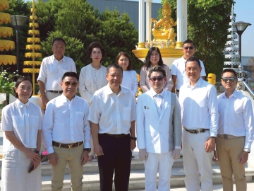 เพื่อความเป็นสิริมงคล : วิจักษณ์ ประดิษฐวณิช ประธานเจ้าหน้าที่บริหาร บมจ.เอ็ม บี เค จัดพิธีบวงสรวง
ท้าวมหาพรหม ศาลพระภูมิเจ้าที่ ศาลปู่นาคา ย่านาคี และศาลตายาย โดยมีประธานเจ้าหน้าที่บริหารธุรกิจ
ในเครือเอ็ม บี เค ผู้บริหาร พนักงานและลูกค้าในริเวอร์เดล ดิสทริค อาทิ บมจ.พี อาร์ จี คอร์ปอเรชั่น, ศูนย์การค้า
เดอะไนน์ เซ็นเตอร์ ติวานนท์, สนามริเวอร์เดล กอล์ฟ คลับ, สนามบางกอก กอล์ฟ คลับ ร่วมพิธี ณ ริเวอร์เดล ดิสทริค