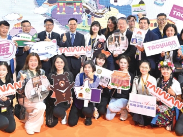 “กลางวันก็สนุก กลางคืนก็มีเสน่ห์” : มร.เซี่ย-หลี่ เอกอัครราชทูต สำนักงานเศรษฐกิจและวัฒนธรรม
ไทเป ประจำประเทศไทย เยี่ยมชมบูธสำนักงานการท่องเที่ยวไต้หวัน ในงาน “เที่ยวทั่วไทยไปทั่วโลก ครั้งที่ 31”
โดยมีผู้ประกอบการท่องเที่ยวชั้นนำกว่า 30 แห่ง พร้อมตัวแทนเดินทางมาเพื่อตอกย้ำภาพลักษณ์การเป็น
จุดหมายปลายทางยอดฮิตภายใต้สโลแกน “Taiwan - Waves of Wonder” ที่ ศูนย์การประชุมแห่งชาติสิริกิติ์

