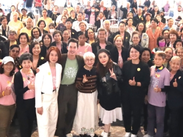 “เตรียมความพร้อมก่อนวันนั้นจะมาถึง” : แสงระวี จงศิริกุล ประธานมูลนิธิฟอร์เวิร์ด
เชิญ รศ.ดร.ฐิติกาญจน์ อัศตรกุล รองคณบดีฝ่ายวิชาการ คณะวิทยาการเรียนรู้และ
ศึกษาศาสตร์ มหาวิทยาลัยธรรมศาสตร์ ร่วมพูดคุยกับวิทยากรในงานปิดโครงการ
“รุ่นใหญ่ไฟกะพริบ” พัฒนาจิตใจ สร้างสุข และลดความเครียดในผู้สูงอายุ